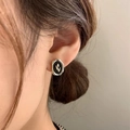 Boucles d'oreilles tulipe rétro dorées avec incrustation noire pour un style vintage - Clou en Métal Tulipe Noire (2399)