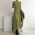 Detailaufnahme der grasgrünen Zopfmuster-Textur auf einem langärmeligen Strickkleid - S / Olivgrün
