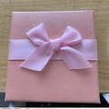 Caja de regalo cuadrada rosa para joyas con lazo de satén en fondo de madera - Rosa (Ranura para anillo único) / 7*7*4.5cm