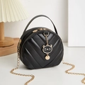 Petit sac rond noir matelassé en V avec breloque chat et bandoulière chaîne dorée - Noir