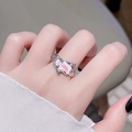 Detail eines silbernen Rings mit rosa-weißem Emaille in modernem fließendem Design - Einstellbar Offen / Silber Unregelmäßig Rosa Emaille (JZ3167)
