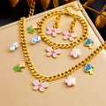 Détails d'un ensemble de bijoux dorés avec pendentifs émaillés papillon et fleur - N3124 B1517 E6179