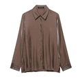 Detail van satijnen stoftextuur op een donkerbruine blouse met lange mouwen en zijdeglans - XS / koffiekleur