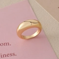 Bague dôme minimaliste avec finition dorée polie et surface lisse et élégante - Bague Lisse Taille 8