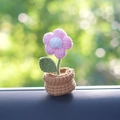 Handgefertigter Häkel-Blumentopf in Rosa und Weiß mit Bokeh-Hintergrund-Effekt - Blätterteigblume Im Topf