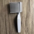 Pettine da barbiere bianco con denti in plastica e spilli in metallo su sfondo legno - Modello B Grigio 1Pz Sacchetto OPP