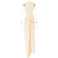 Dettaglio dell'abito lungo beige senza maniche con elegante nodo in vita e orlo asimmetrico - M / Albicocca Beige