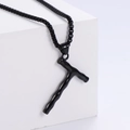Macro del ciondolo a lettera T nera su blocco geometrico con catena dal design minimalista - Lettera T (Nero Con Catena)