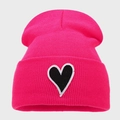 Dettaglio del berretto in maglia rosa con toppa ricamata a cuore nero - Taglia unica / Rosa Fluorescente