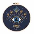 Kit de broderie DIY avec motif œil grec bleu et doré sur un tissu bleu foncé - Style Œil Géométrique Bleu Foncé (A60026)