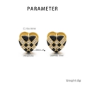 Vista dettagliata degli orecchini a cuore a scacchi con strass e dimensioni - Stile Cuore a Scacchiera Oro e Nero (KE116434-KFC)