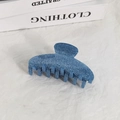 Nahaufnahme einer blauen Glitzer-Haarklammer aus Acryl mit mattem Finish auf weißem Papier - Blau