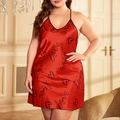 Camisón de satén rojo con escote en V negro y estampado de corazones y letras - 3XL / Rojo