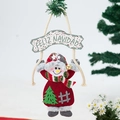 Detail eines Plüsch-Schneemann-Anhängers mit Feliz Navidad Schild an einem Weihnachtsbaum - Schneemann