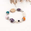 Makro-Detail bunter Keramikperlen und silberner Abstandshalter auf floralem Armband - 03 Knochen Pentagramm