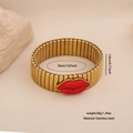 Goldenes Edelstahl-Armband mit rotem Lippen-Motiv und eleganter strukturierter Oberfläche - Bangle / Rotes Armband