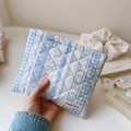Dettaglio della borsa trapuntata in cotone a fiori e quadretti con etichetta semplice wish - Blu Chiaro a Righe Quadri Floreale