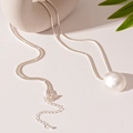 Dettaglio di un ciondolo a forma di fagiolo organico argento su una catena a serpente - Medaglione Ovale / Argento
