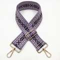 Dettaglio della tracolla viola intrecciata boho con motivi geometrici e ganci dorati - Base Viola