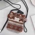 Détail du sac en peluche à pois arc-en-ciel avec fermoir pression et tissu jacquard - Carreaux Marron en Losange