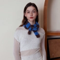 Flauschiger blau-braun gestreifter Strickschal mit weicher Plüschtextur für den Winter - Blau Kaffee