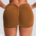 Pantaloncini yoga senza cuciture marrone caramello a vita alta con effetto push-up - S / Cachi