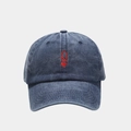 Detailopname van marineblauwe gewassen katoenen baseballpet met rode Q-borduring - Verstelbaar / Marineblauw (Harten Vrouw)