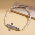 Dettaglio della collana di perle con grande croce di strass su base di pietra - Collana-Bianco