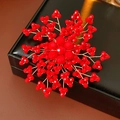 Dettaglio della spilla a fiore con perle rosse fatta a mano su portagioie in pelle - Rosso