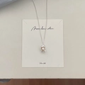 Elegante collana in argento sterling S925 con perla d'acqua dolce naturale su espositore - Stile Ciondolo Perla / Argento 925 / Argento