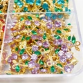 DIY Schmuckanhänger mit lila Zirkon und grünen Blattsteinen in goldener Fassung - Lila