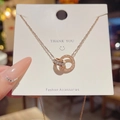 Collana in acciaio al titanio oro rosa con doppi anelli, numeri romani e zircone - Stile Doppio Anello con Zirconia e Numeri Romani (X433) / Oro rosa