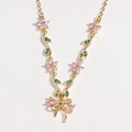 Dettaglio della collana dorata con petali rosa e ciondolo a fiocco in pietra preziosa rosa - Collana-Oro Rosa Zircone