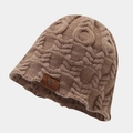Detail der braunen Strickmütze mit dickem Zopfmuster und Lederaufnäher mit 'W' Logo - Einheitsgröße / Khaki