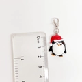 Vista detallada de un dije de pingüino navideño con cierre de langosta y una regla - Colgante de Pingüino de Navidad