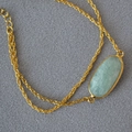 Collana a catena dorata con pietra amazzonite verde ovale e chiusura regolabile - Amazzonite