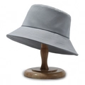 Sombrero de pescador gris minimalista con ala multipuntada en soporte de madera - Talla única / Gris claro