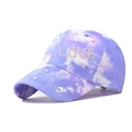 Dettaglio del berretto tie-dye viola con scritta LOVE decorata con strass scintillanti - LOVE Blu