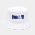 Dettaglio ravvicinato del cappello da pescatore in tela bianca con ricamo MODULAR blu - M（56-58cm） / Bianco
