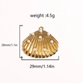 Gedetailleerde weergave van een gouden schelphanger met parels, maat 29mm en gewicht 4,5g - Schelpmateriaal