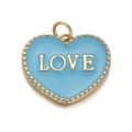 Dettaglio del ciondolo a cuore in smalto blu con scritta LOVE dorata su sfondo bianco - Cuore LOVE Blu