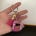 Detalle de llavero de resina rosa letra D con borla y colgante de bola de cristal - Cierre De Borla De Bola Pequeña / Letra D