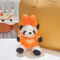 Porte-clés panda en peluche avec pull orange et nœud, sur un sac jaune - Orange