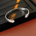 Dettaglio macro del bracciale rigido argento con trama trapuntata e pietra di zircone - Argento