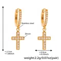 Dettaglio di orecchini a cerchio in acciaio placcato oro 18k con ciondoli a croce - Stile Pieno Zircone (Q029) / Oro