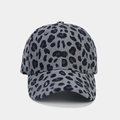 Detailaufnahme der Cord-Baseballkappe mit Leopardenmuster und gebogenem Schirm in Grau-Blau - Verstellbar / Grau