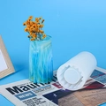 DIY siliconen mal voor verticaal gestreepte vazen met blauw hars eindproduct - Vaas Siliconen Vorm 01