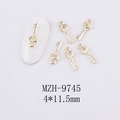 Vue macro d'une mini décoration d'ongles en alliage doré, forme clé, 4x11,5mm - Style Clé Réto Or (MZH-9745)