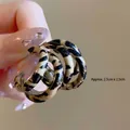 Detalle de pendientes de resina con estampado de leopardo y medida de 2,5 cm - 4# Aros en Forma de C