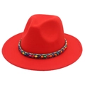 Détail d'un chapeau de jazz en laine rouge avec une bande perlée colorée de style bohème - Rouge Orangé